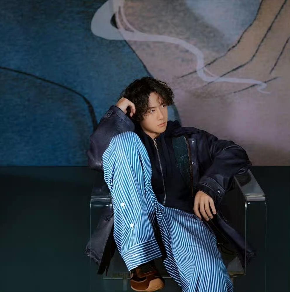 王一博LOEWE最新物料，最新地广！
超级权威的一张脸和无人匹敌的时尚感，天生适