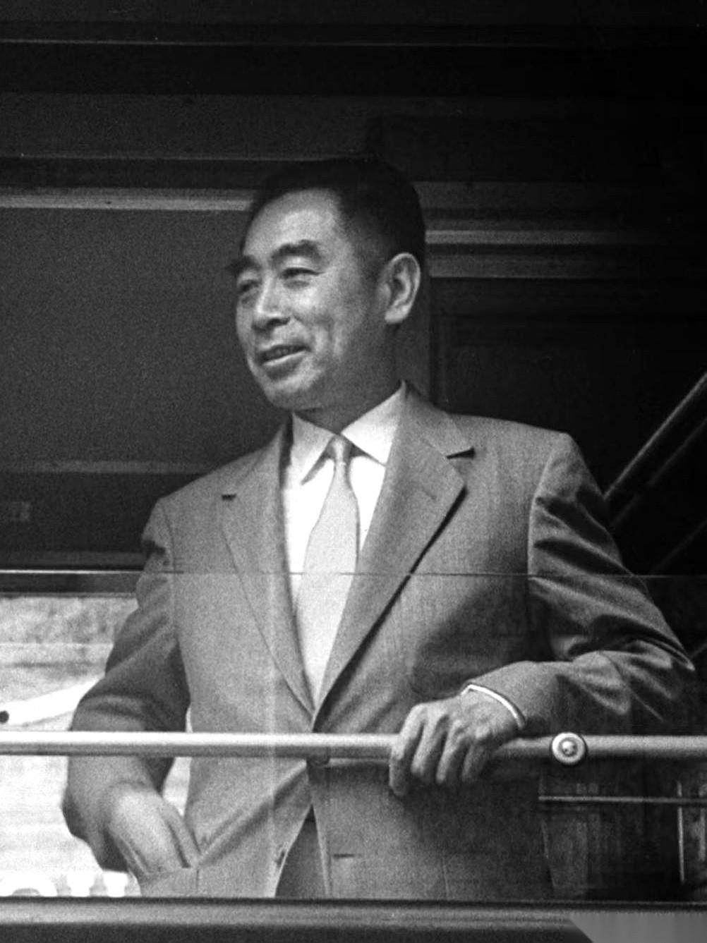 他是一国总理。
身上那件睡衣，补了又补，穿了二十多年。
这事儿，搁现在谁敢信？