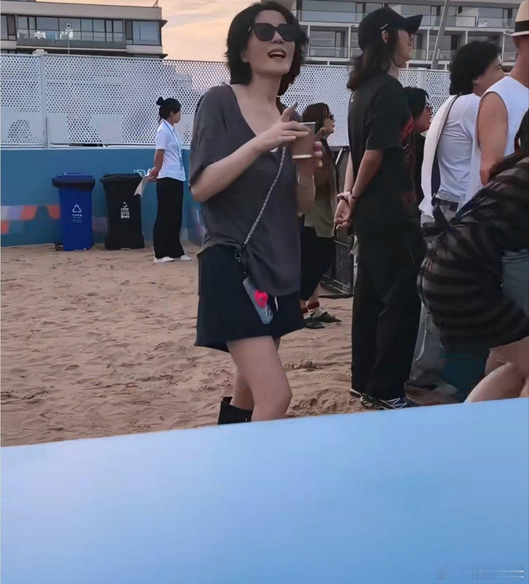 王菲一嗓子把李嫣吓一跳这画面感也太强了！天后的肺活量真不是盖的，一嗓子把闺女都吓