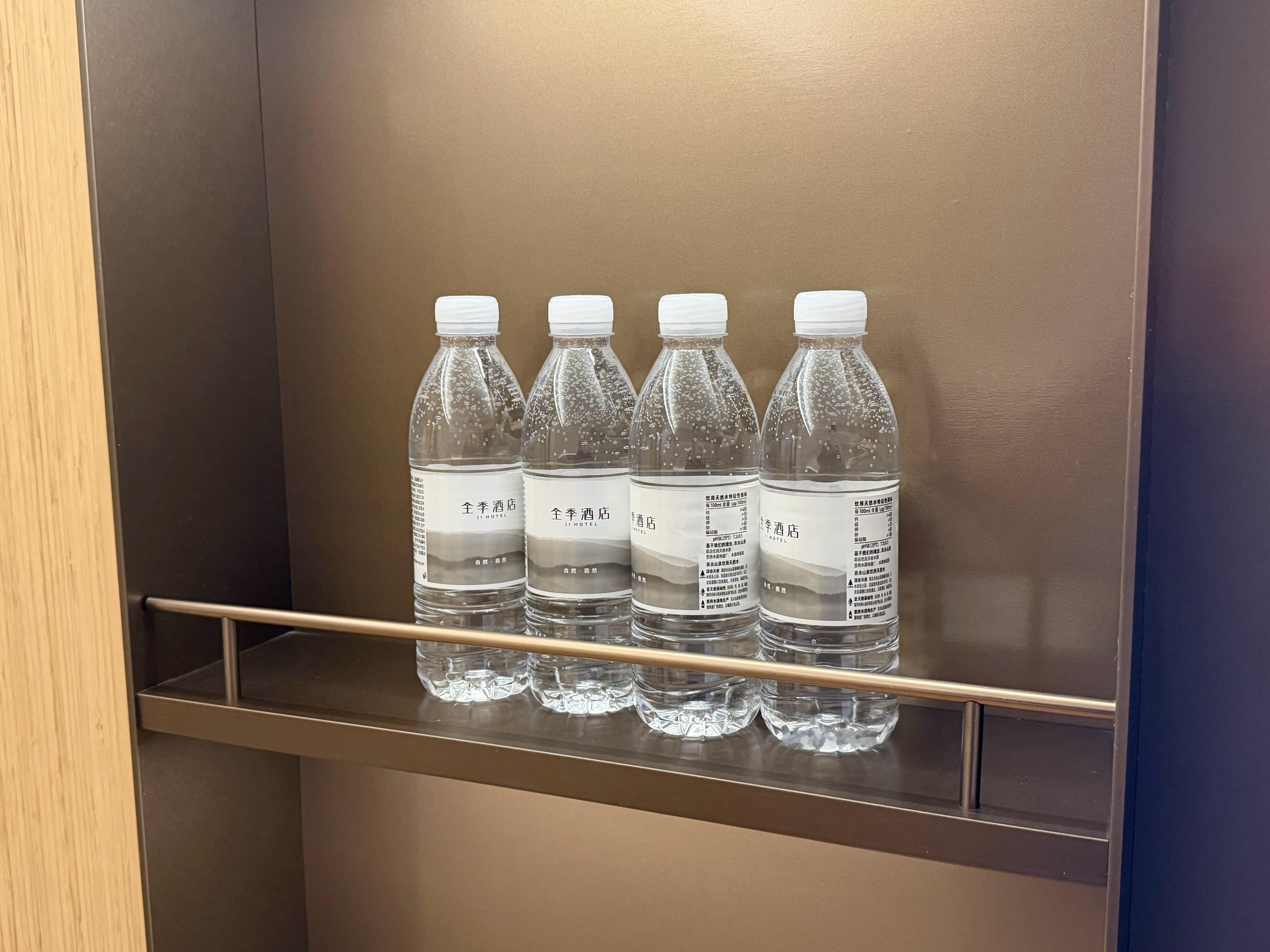 很少住24年的新全季饮用水依然霸道，足足8瓶窗帘还是电动纱窗从电动回归了手动，合