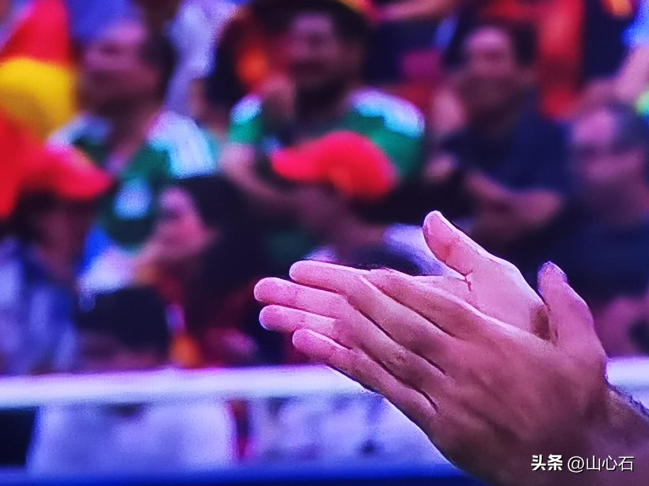 主裁吹响了终场哨，乌拉圭队0:1西班牙，这场踢的是真硬呀，乌拉圭是真拼，西班牙队
