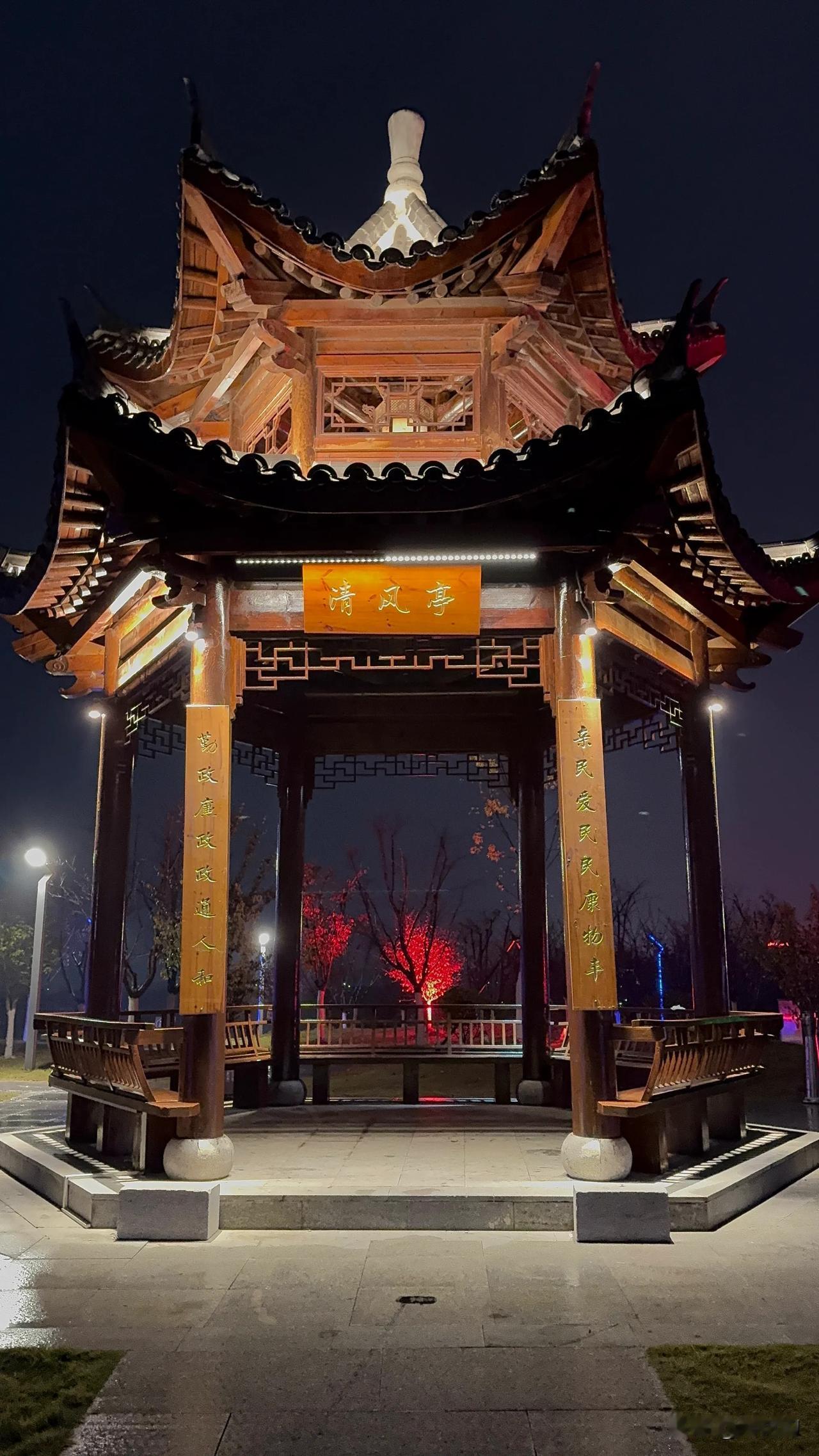 一语惊醒梦中人#果树挂枝头。# 
        初冬细雨乍到，少了些许寒意，漫