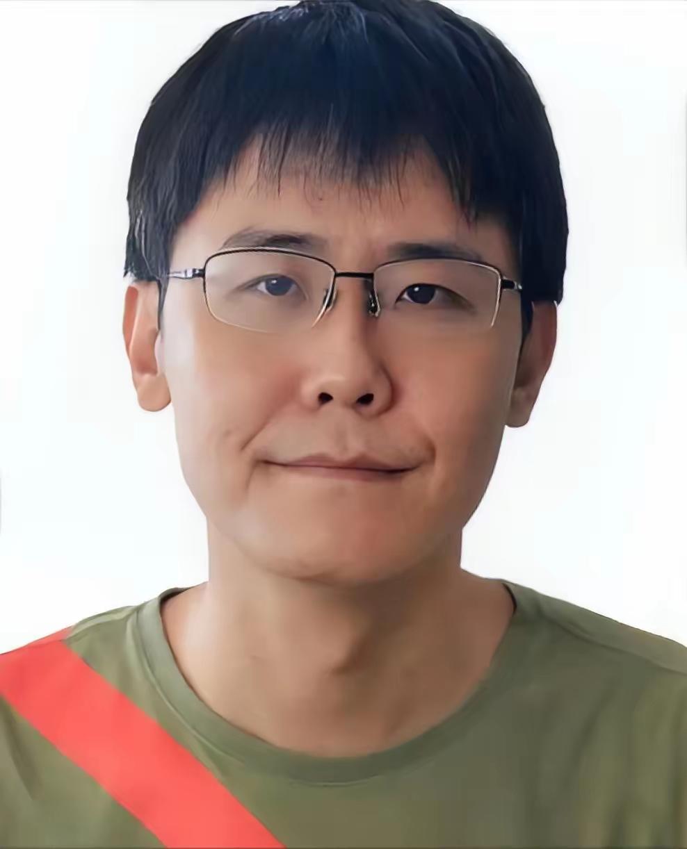 [太阳]2002年，22岁的清华高材生刘海洋，在动物园将浓硫酸先后泼向五只熊，本