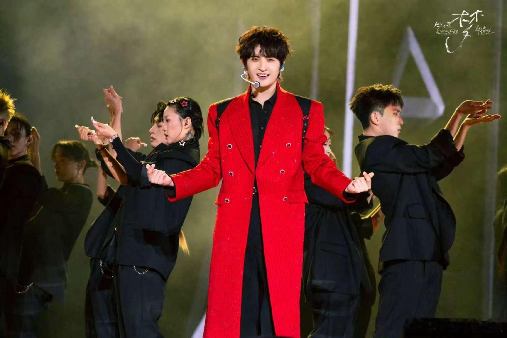 张远随时随地大小扭 新歌后彻底放飞！吉他旁他扭，睡前也不忘扭，这唱跳热情快溢出屏