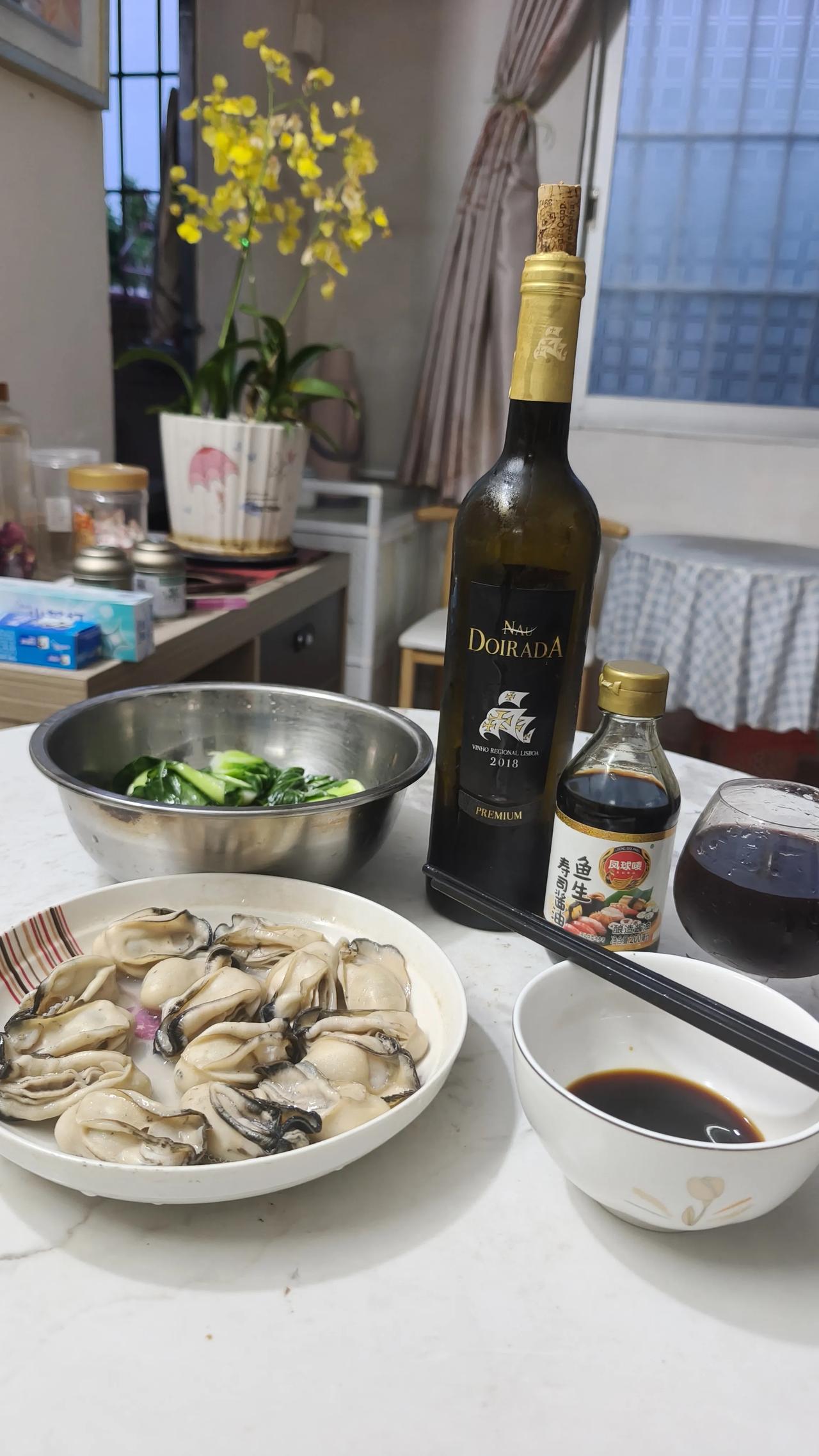 早上去沙涌市场买了16只生蚝，中午就白灼生蚝，再做了一个盐水菜芯，就靠这些填饱肚