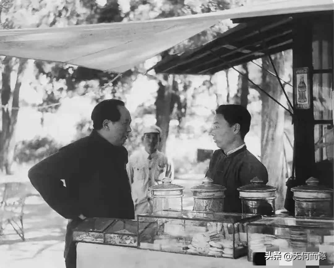 这张照片拍摄于1949年9月份，地点是北京，照片中的老人家，正在和这个卖货的男子