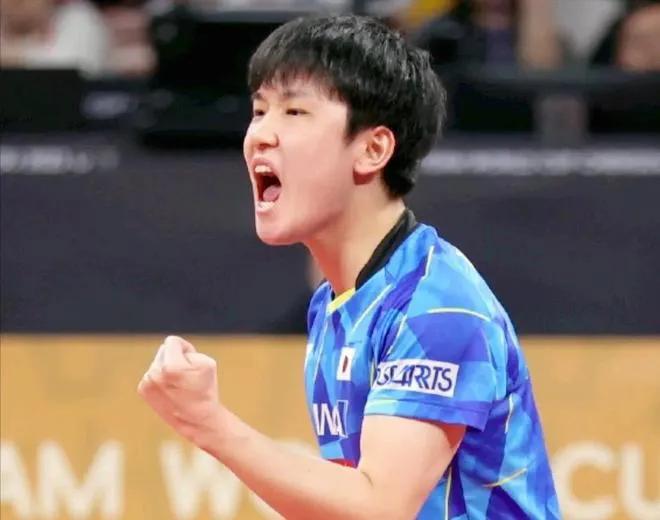 张本智和这小子很嚣张啊，竟然在我们的主场战胜了樊振东，前两局竟然打出了11:3、