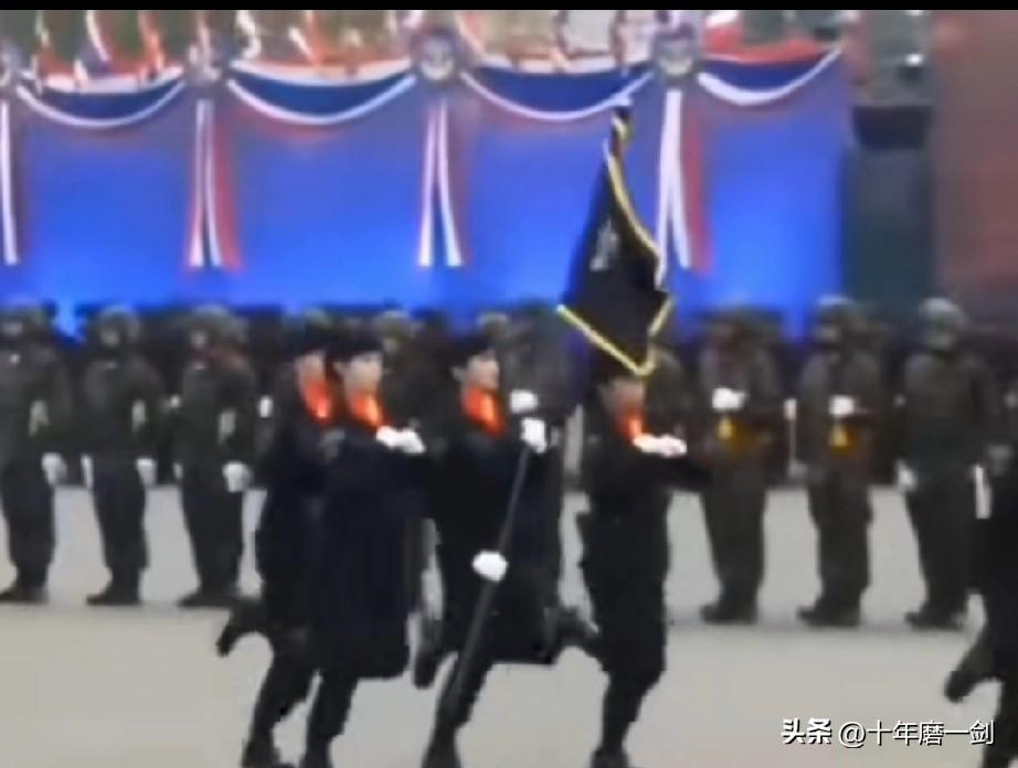 长见识了，泰国军人这种跳跌式步伐，很像小时候同龄的小女孩跳橡皮筋的模样，真是童趣