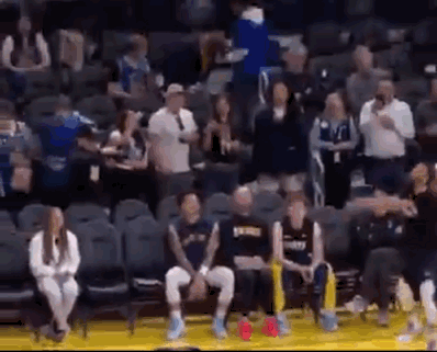 库里打排球，女儿是一传