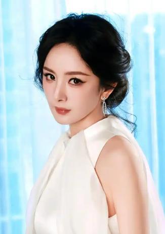 曝胡歌初恋女友不是薛佳凝 有网友爆料，胡歌的初恋不是薛佳凝也不是大幂幂或是江疏影