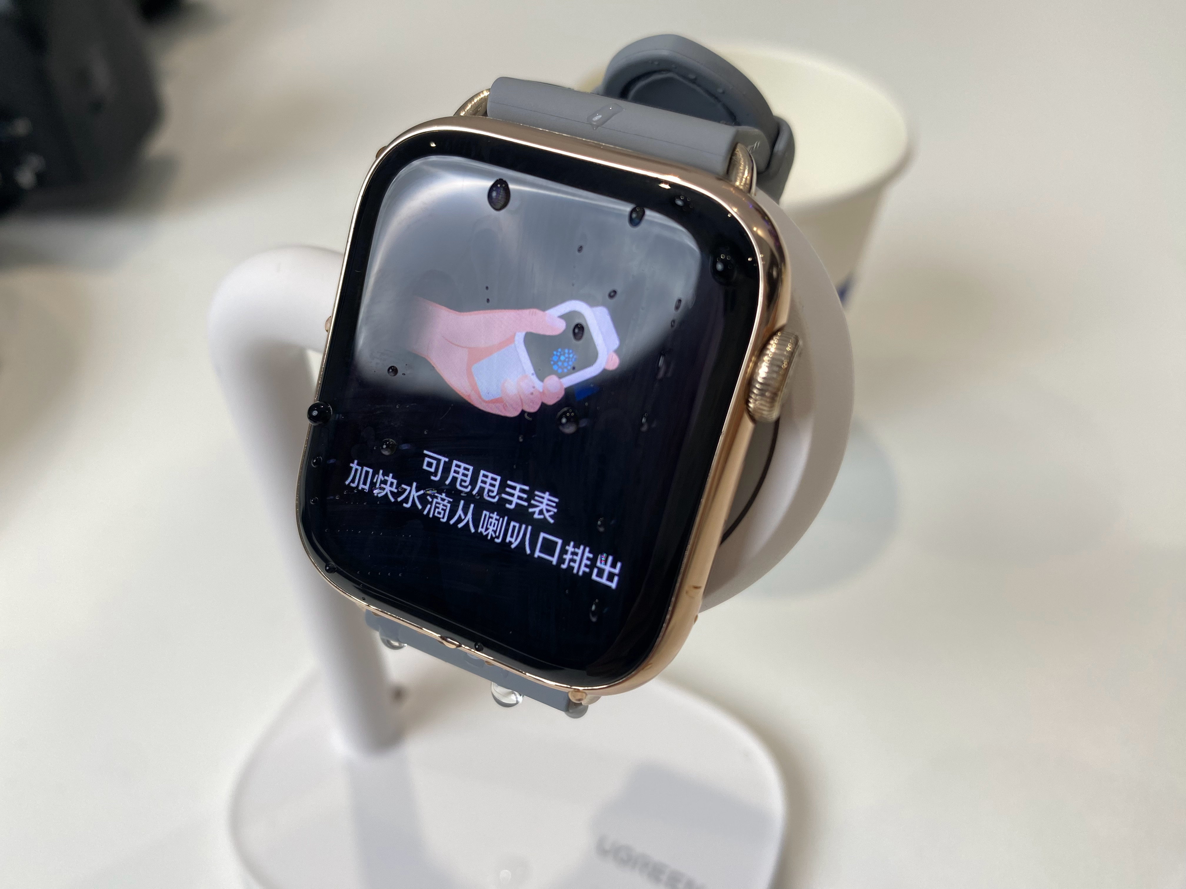 荣耀手表5不到1k的价位，除了基本的运动模式和健康检测以外，还给塞了北极星定位系