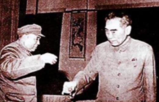 许世友将军卧病在床，趁旁边无人陪护时，用毛巾勒住自己的脖子死死拉紧，护士赶到后，