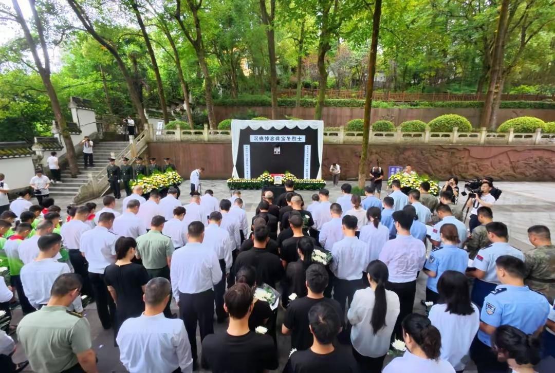 龚宝冬烈士安葬仪式在重庆彭水县烈士陵园举行。据悉，龚宝冬是当地网格员，山体崩塌时