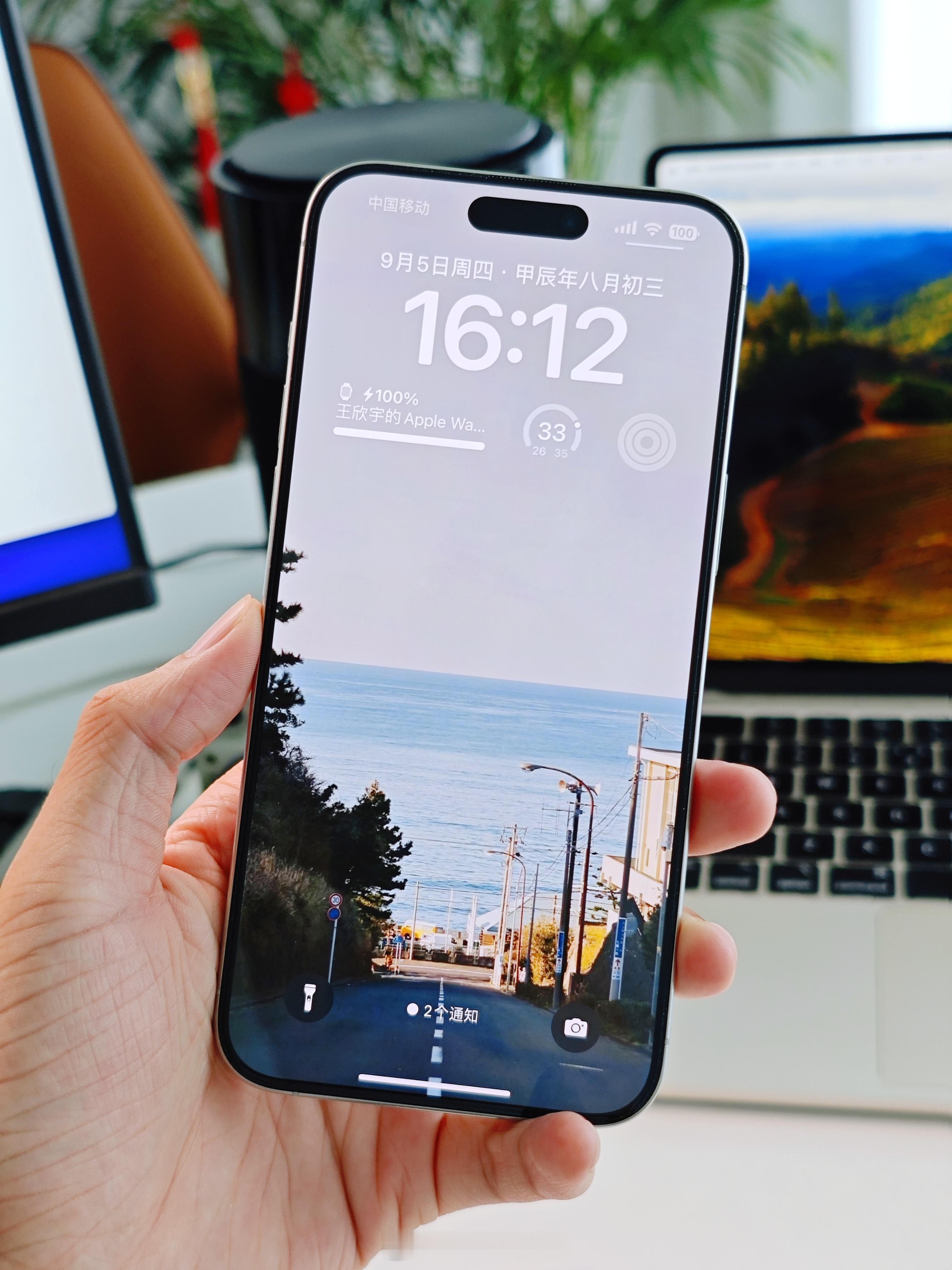又不想用iPhone，又舍不得iPhone的质感，你们说这怎么办[二哈] ​​​