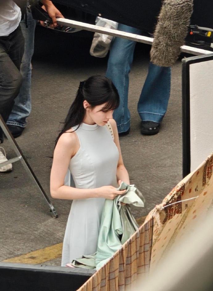 迪丽热巴完全是妈咪级别的 迪丽热巴卫蓝拍摄路透，俺女神完全是妈咪级别的[泪] ​