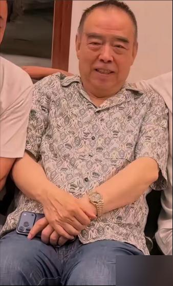 有人在三亚拍着74岁陈凯歌了！你瞅着像老头衫的衬衫，要1.4万配5万鞋！
整栋