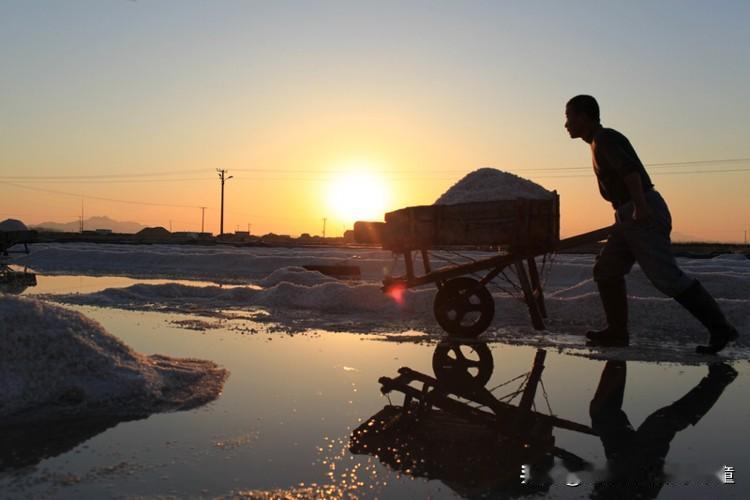 今天聊到一些临时工的问题，
真实事件，
离职了又说自己头碰到过，索赔公司医疗费，