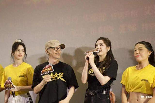 周星驰七年再赴杭州路演，黄鱼汤面、松弛感、老熟人徐娇