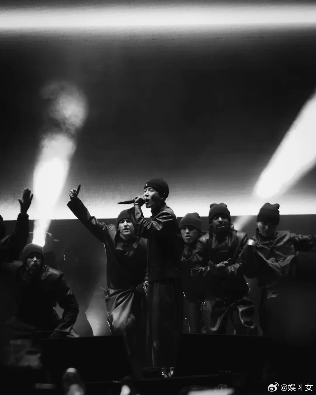 王嘉尔拉美科切拉现场统治力 站在舞台上的王嘉尔太亮眼了，仿佛把一切都掌握在了自己