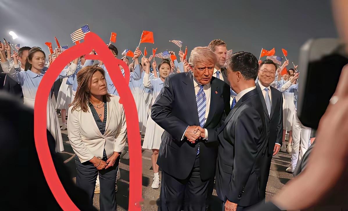 这女的是谁？能站在这里，身份肯定不一般！ 