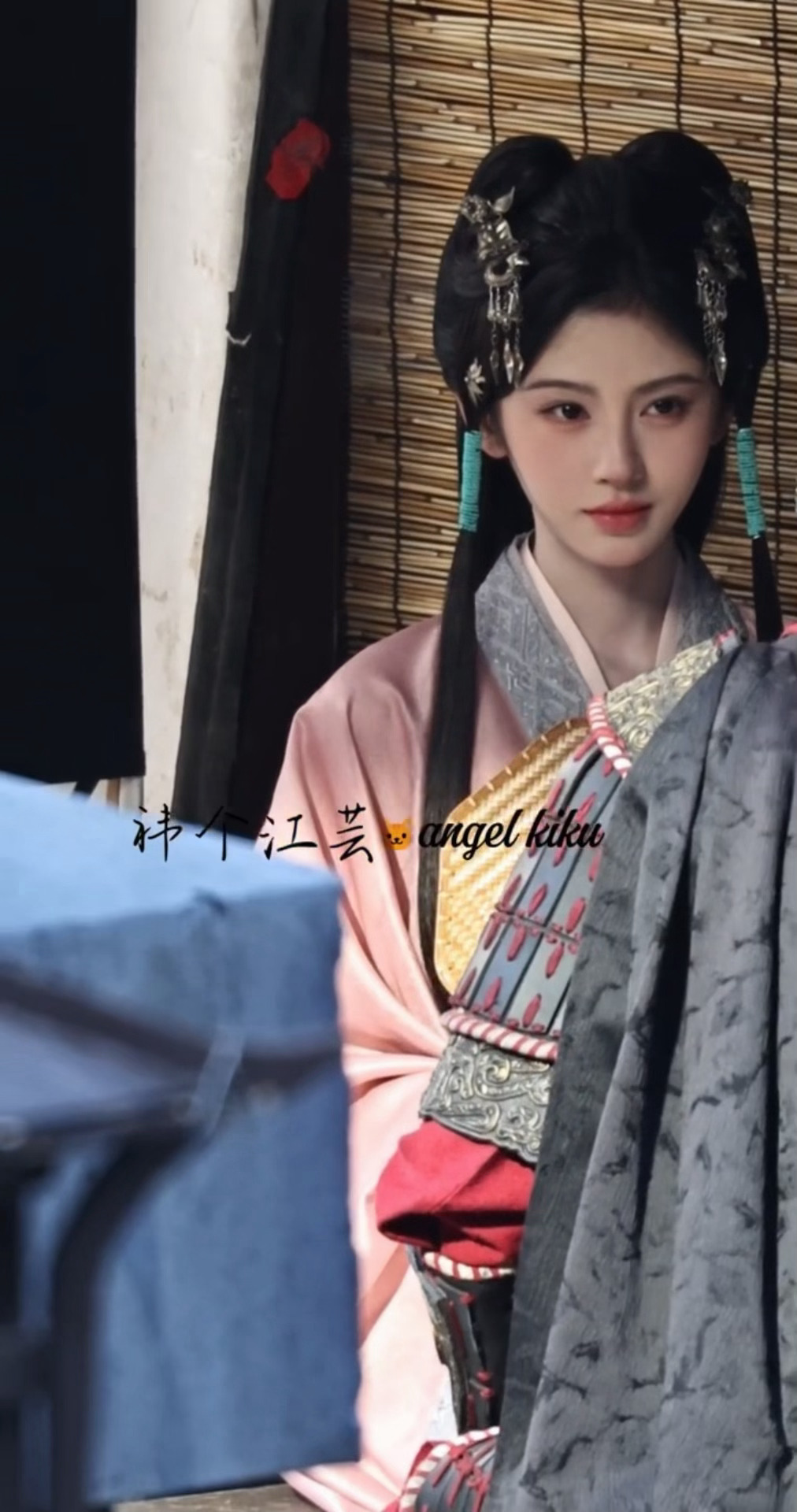 鞠婧祎苏绿夏的粉色战国袍新造型好温婉可人跟前几天的魔女造型完全不一样！！！这是开