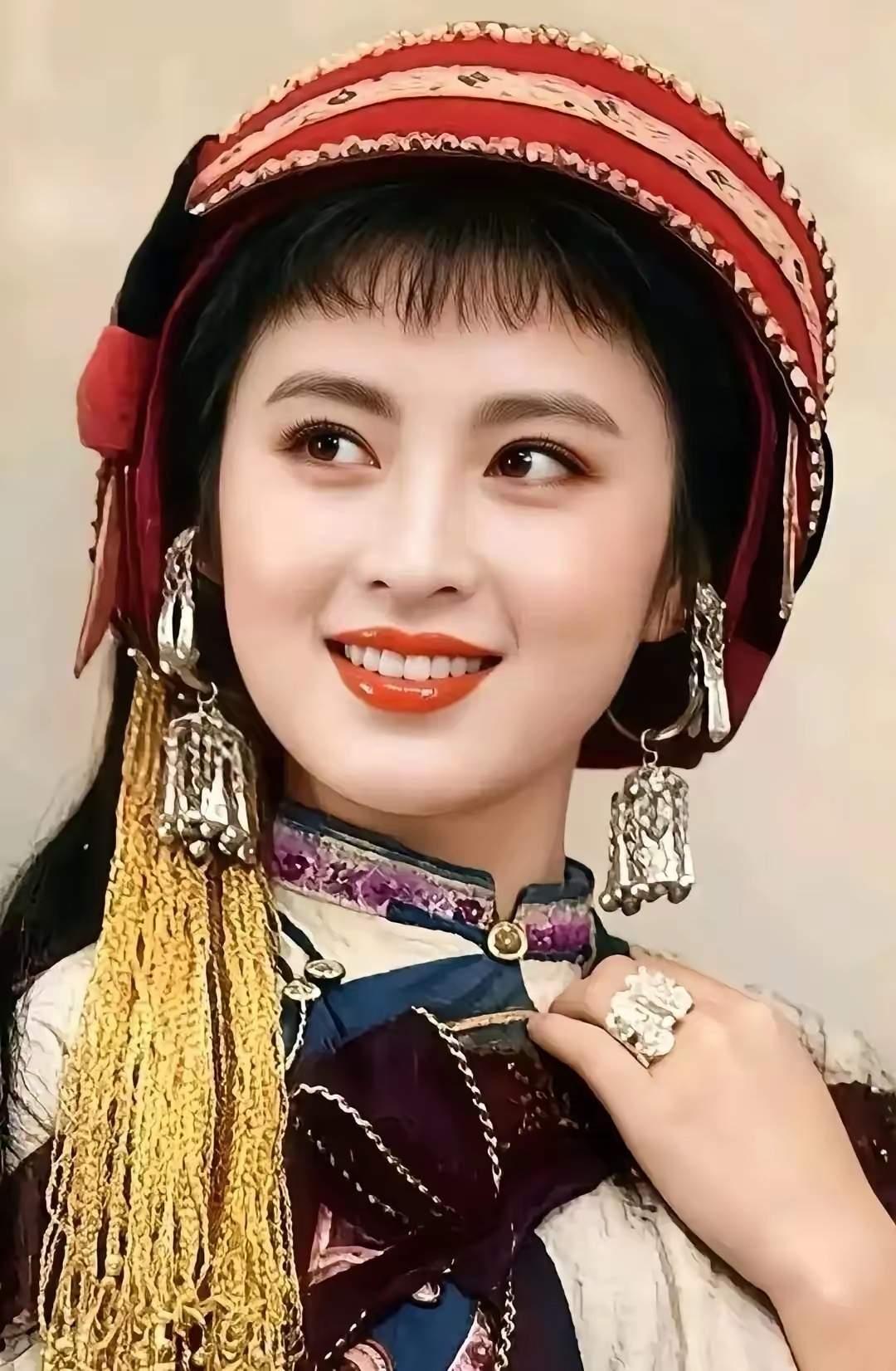 1973年，上海外院高材生唐凤楼娶了精神失常的“阿诗玛”杨丽坤。没有婚纱酒席，只