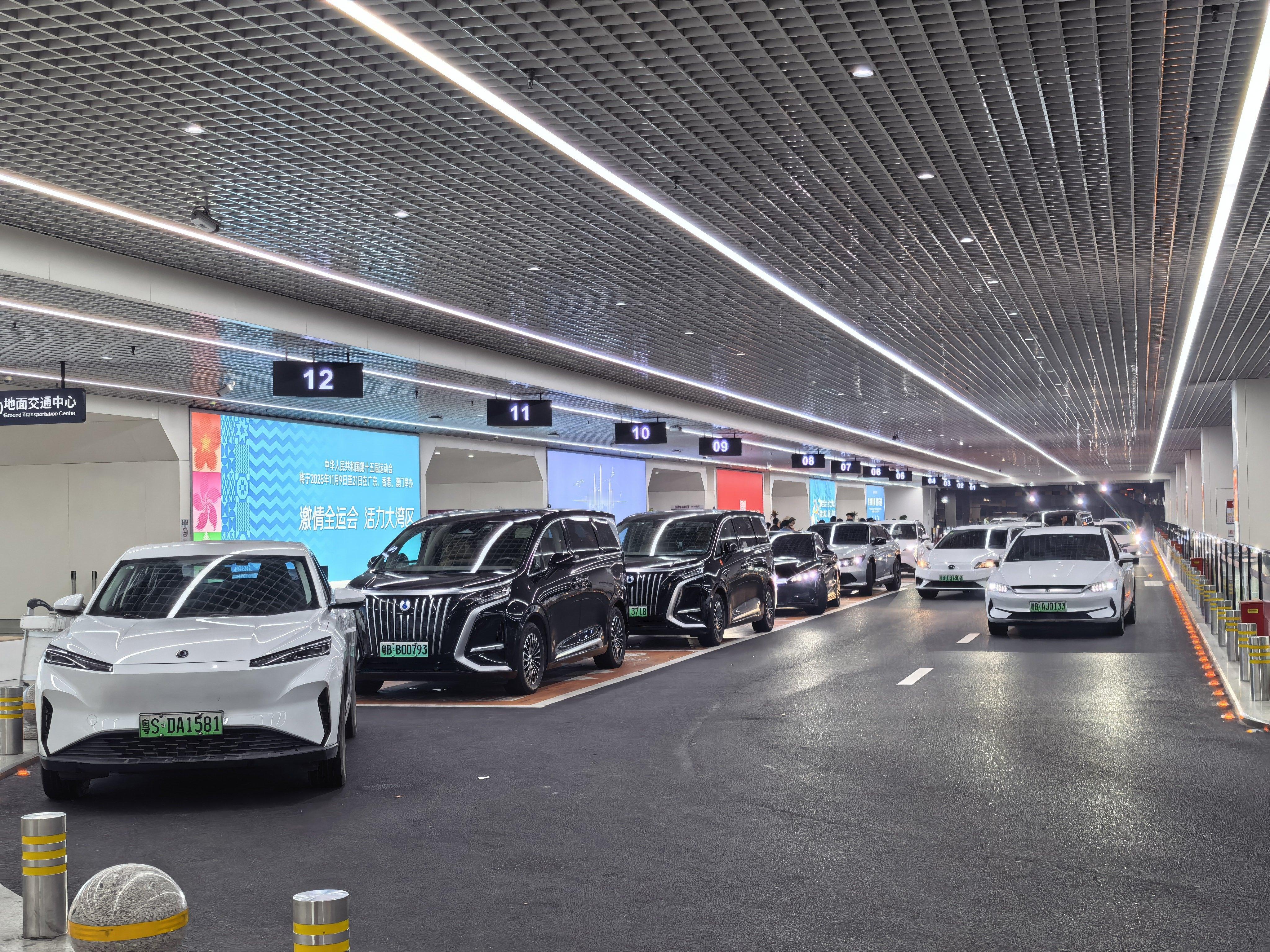 终于回到深圳，结果同事说摄影棚场景已经搭好，让我赶紧过来拍摄。来了。明早还有早班