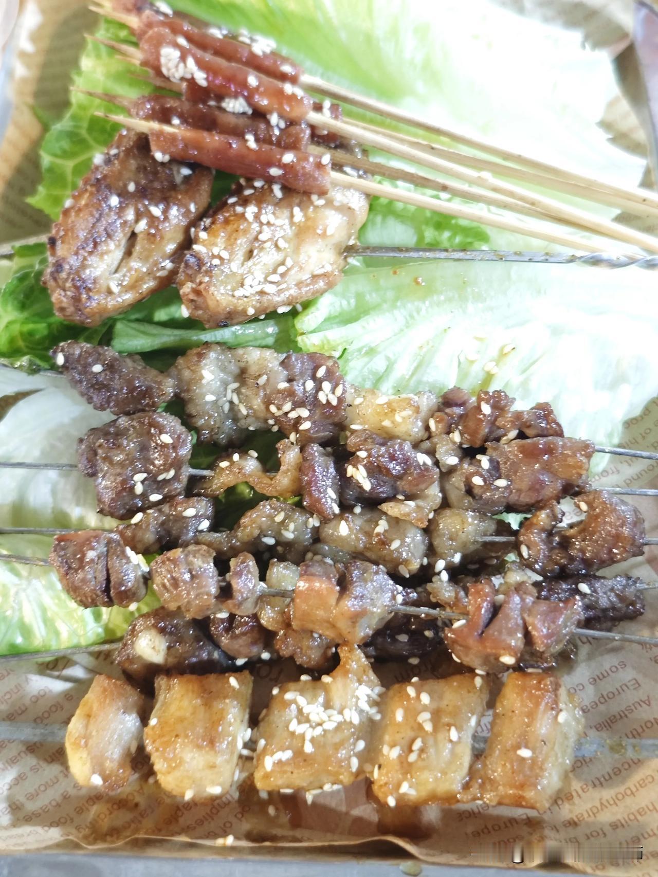 今日开销记账昨天晚上跟媳妇出去吃了顿烧烤，买到160多，感觉最近路上的人少了很多