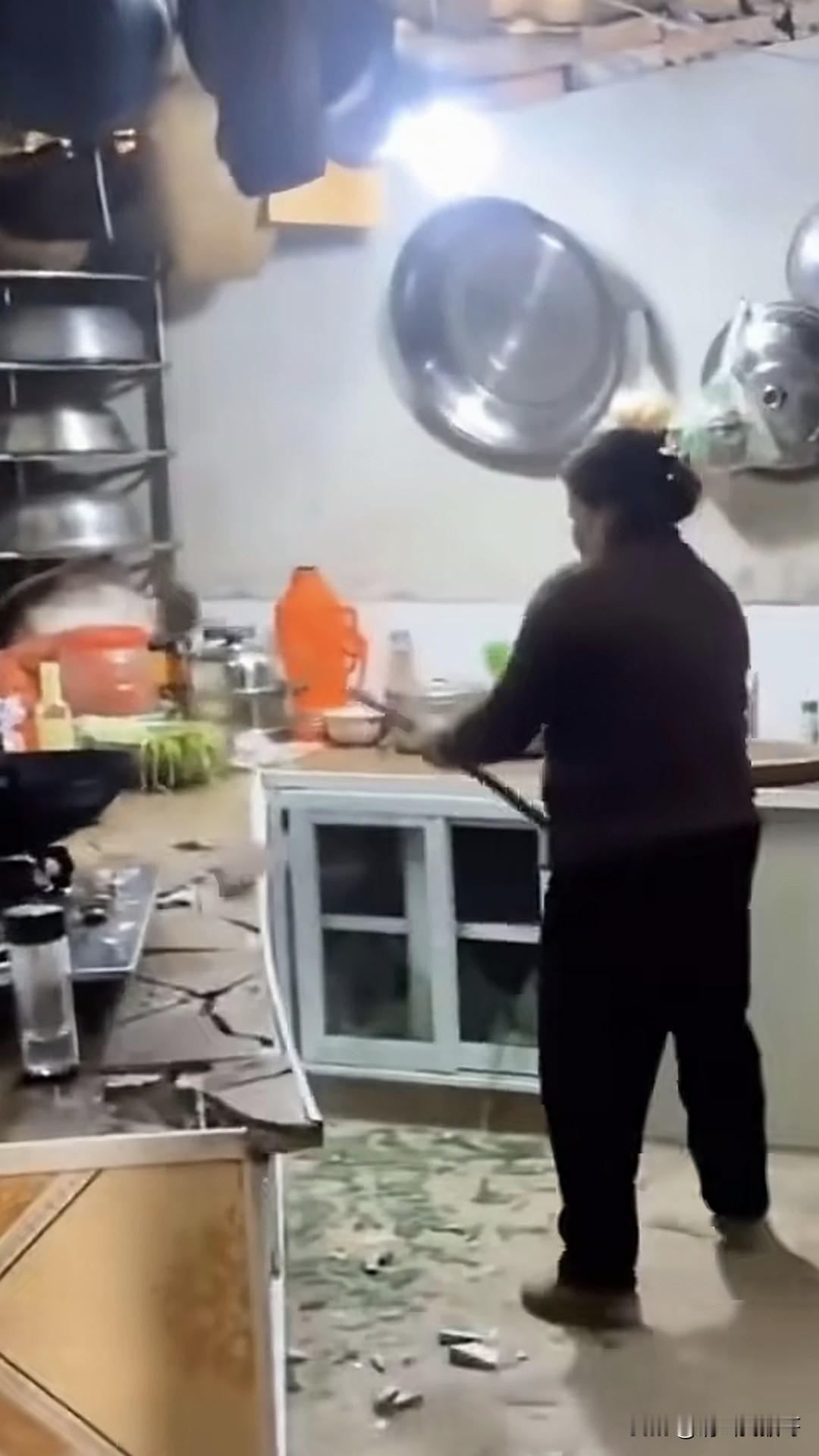 今天看到一女子发视频称，自己不懂厨艺，以前也没做过饭，与老公结婚嫁过来后也基本上