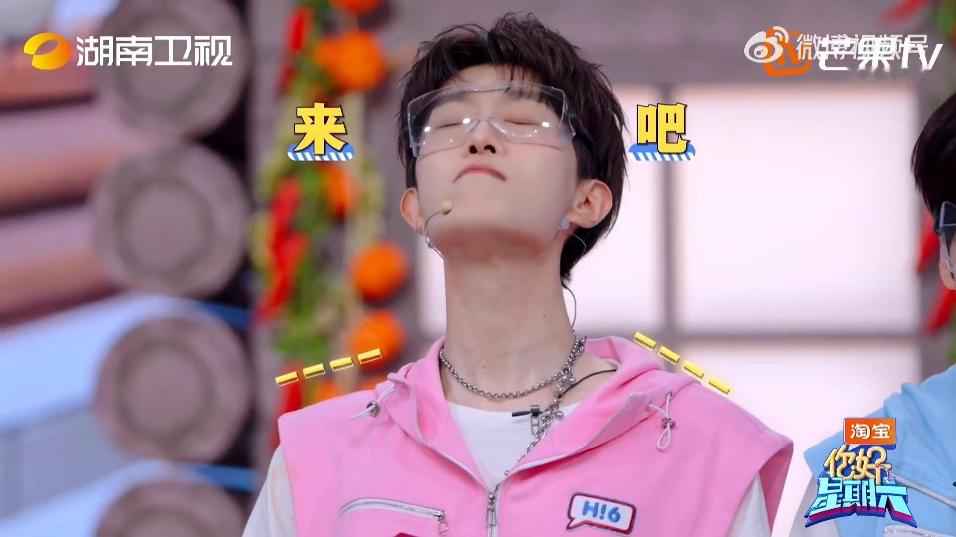 范丞丞长脖子优势赢麻了修长天鹅颈早已是范丞丞标志性特点。综艺里靠长脖子轻松避开惩