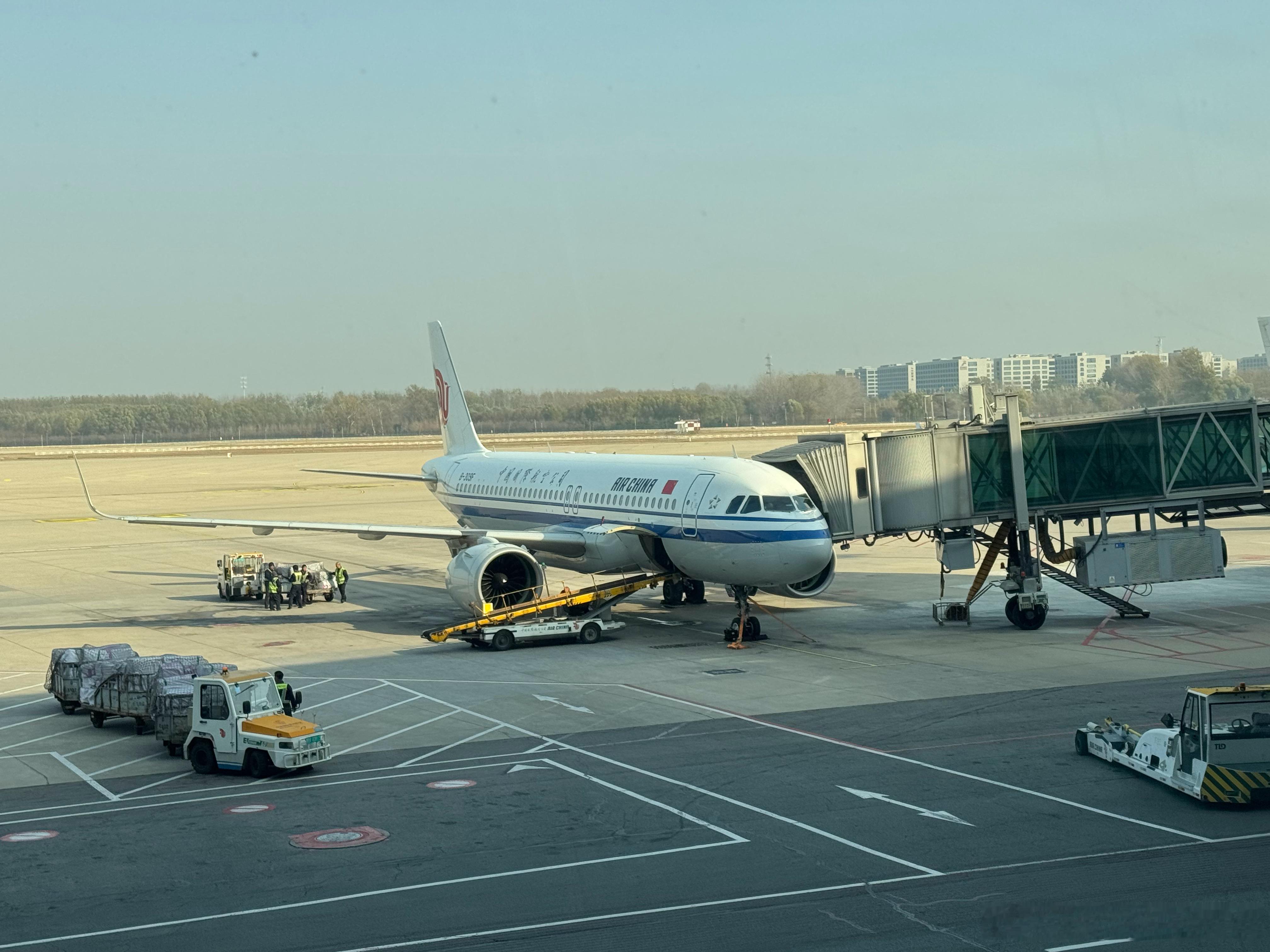 国航的朋友说，就我这飞行频率，和机组的区别就是，一个坐在驾驶舱一个坐在客舱而已。