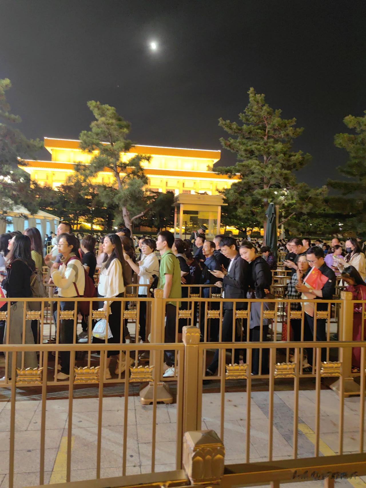 #记录我的2023#这两天去了几个地方，看到的都是人山人海。

牛街一进口，买小