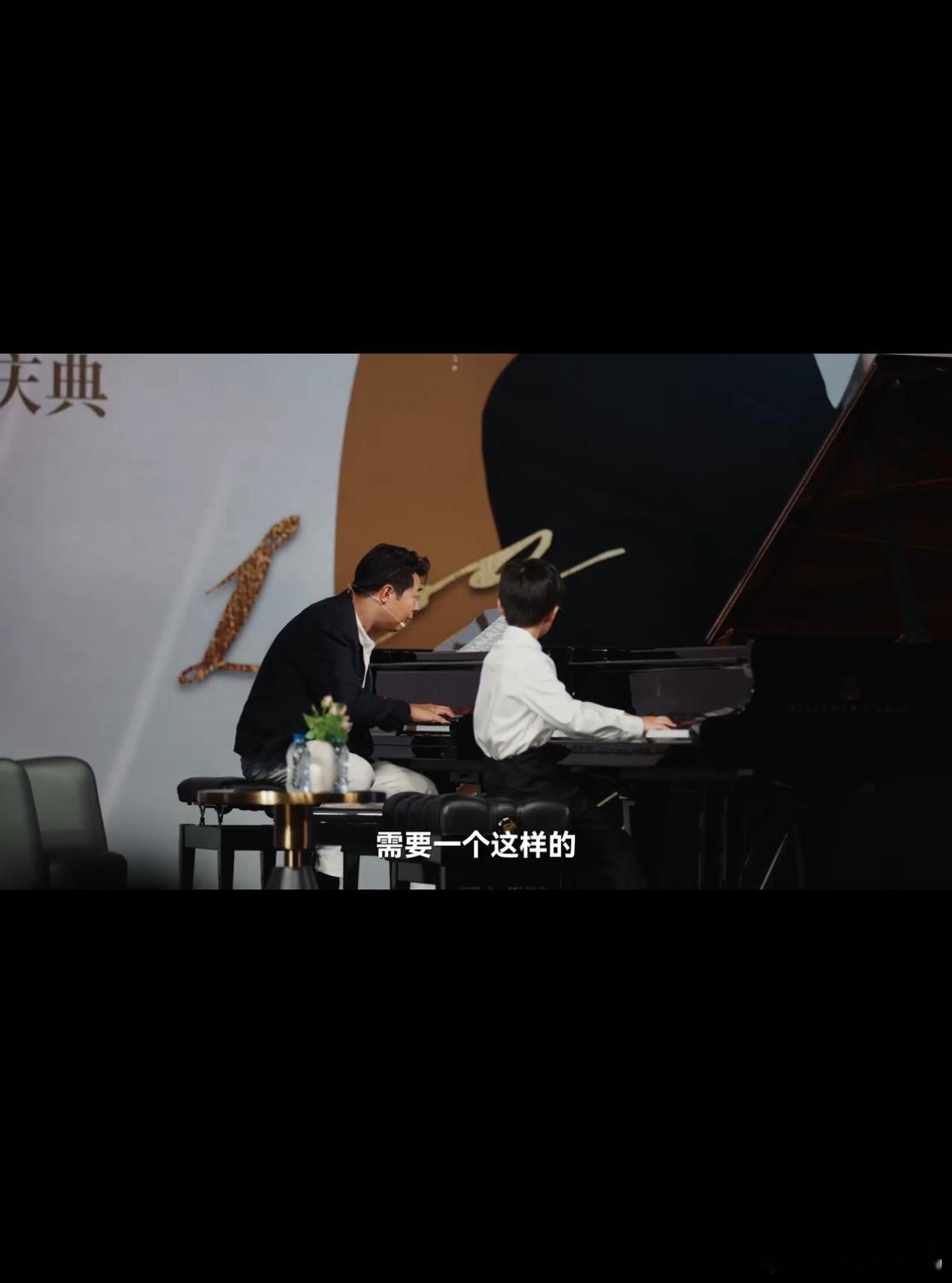 郎朗的个人机器人 看到郎朗和个人机器人同台表演真的很震撼，它不只是简单的展示道具