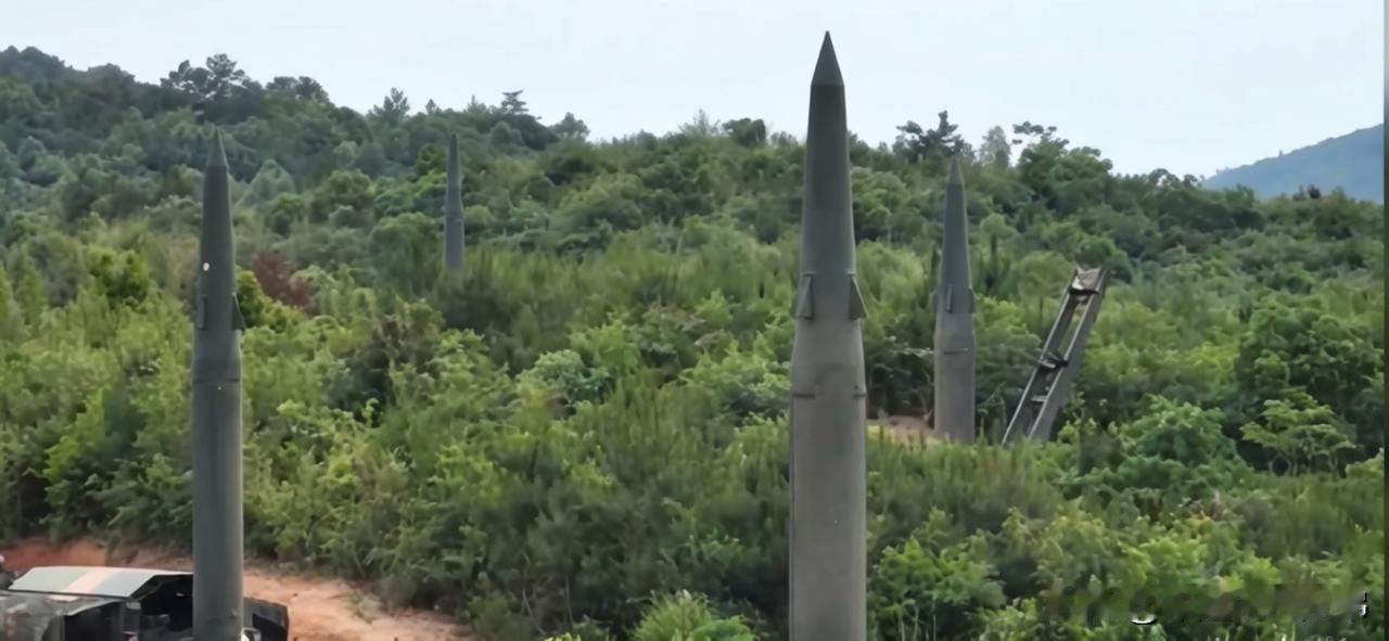 正在进行的以美伊战争，突显了常规地对地战术导弹的作战能力，中国军队拥有强大的火箭