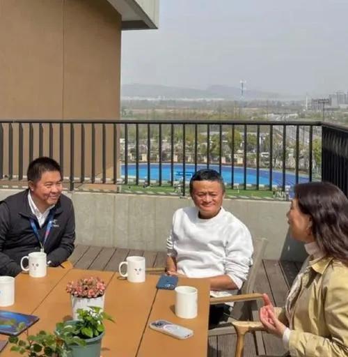 马云终于回国了！这传达了什么信号？去年有一个视频在朋友圈广泛流传。视频中美国主持