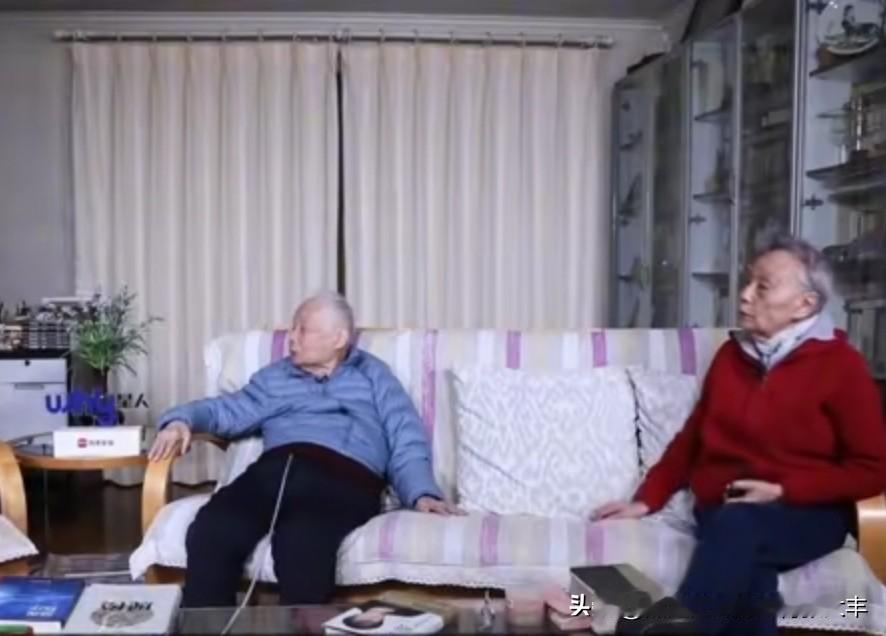 九十九岁的何祚庥教授与夫人九十三岁的庆承瑞教授，一对科学家伉俪，精神矍铄，思维清