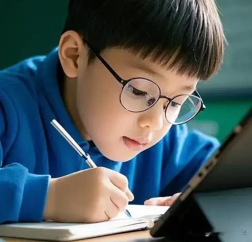 参加小学的活动，结果发现三年级的孩子，基本上每个班里都有四五个戴眼镜的了，差不多