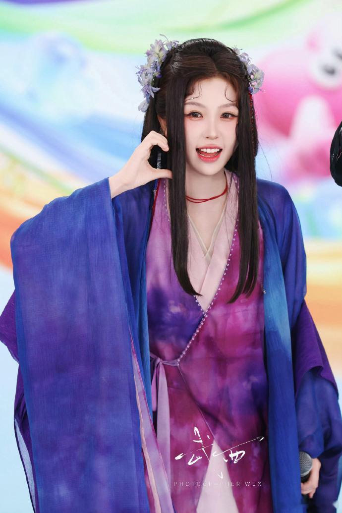 虞书欣念相思古早仙侠味  虞书欣念相思妆造古早仙侠味 千年蚌精何盼造型出圈，妆容
