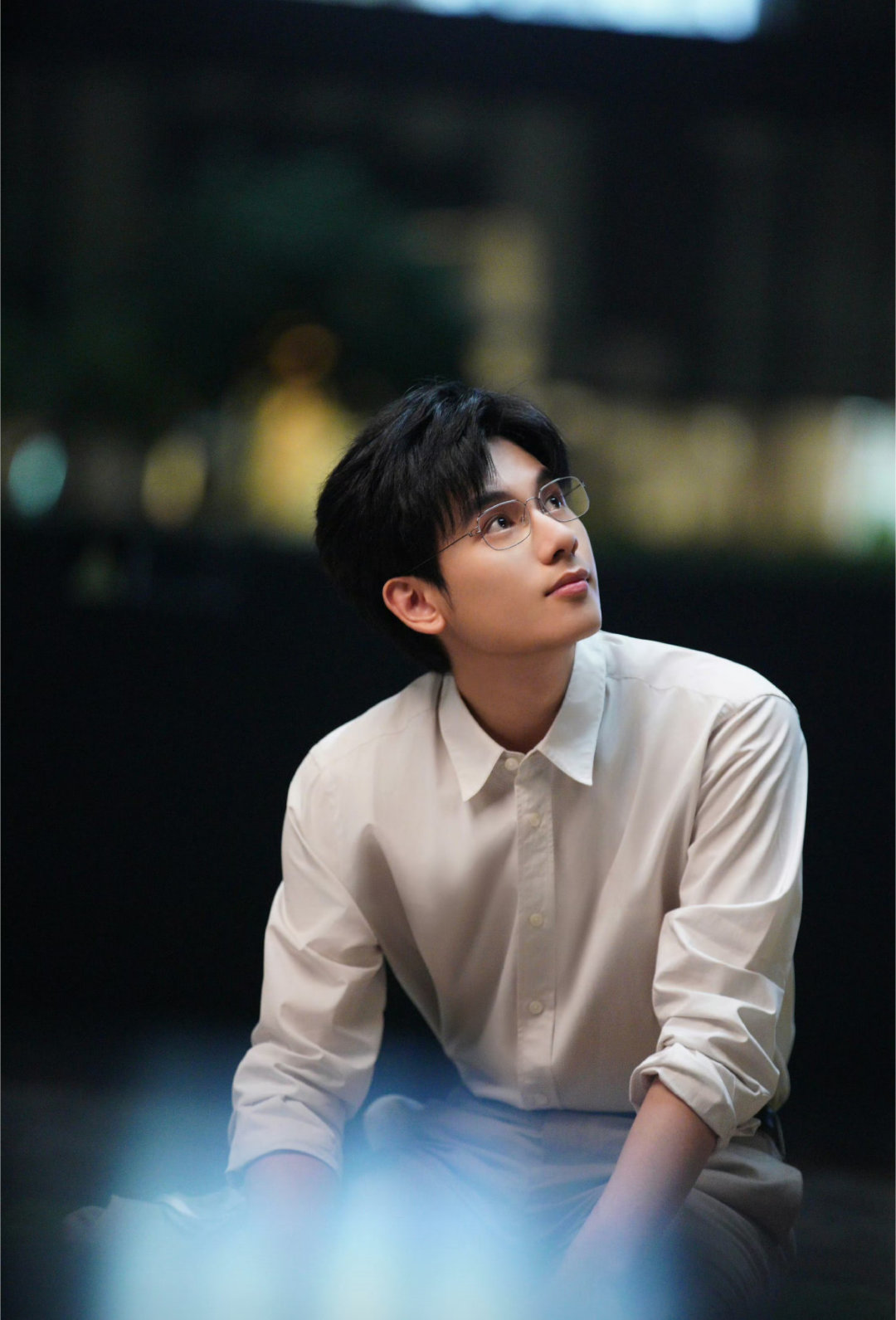 谁的哑巴新郎复活了！深圳街头偶遇胡先煦，白衬衫+领带秒变霸总，真人比镜头帅N倍，