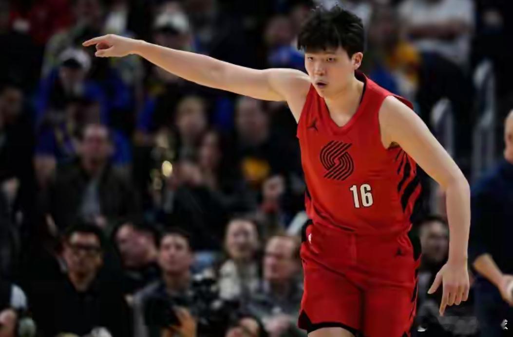 杨瀚森8+3+3 混音加时终结南湾湖人12连胜篮球杨瀚森 北京时间3月18日，G