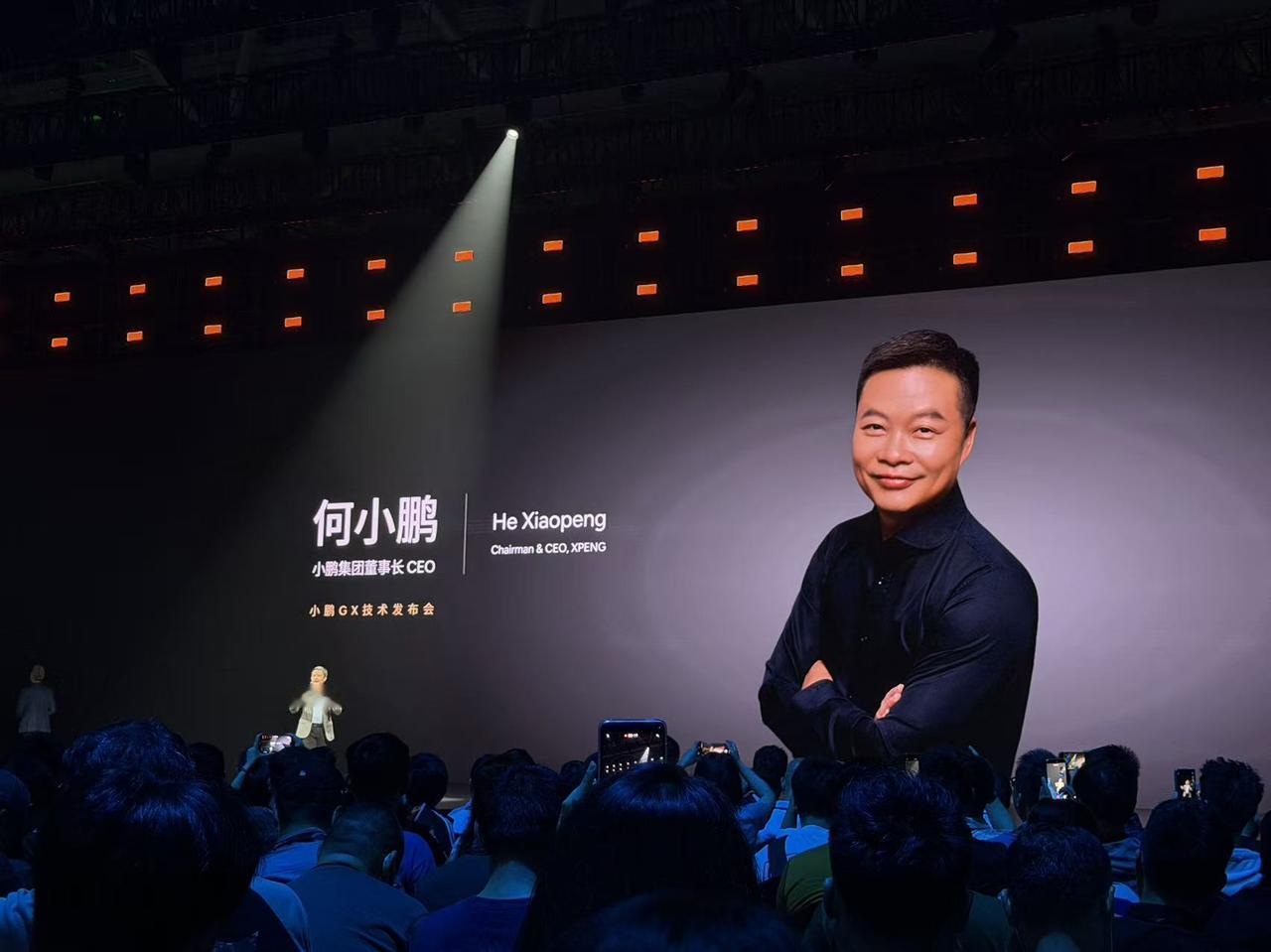 大湾区揽胜 小鹏GX 预售价39.98万，有超级增程与纯电版。
作为小鹏汽车冲击