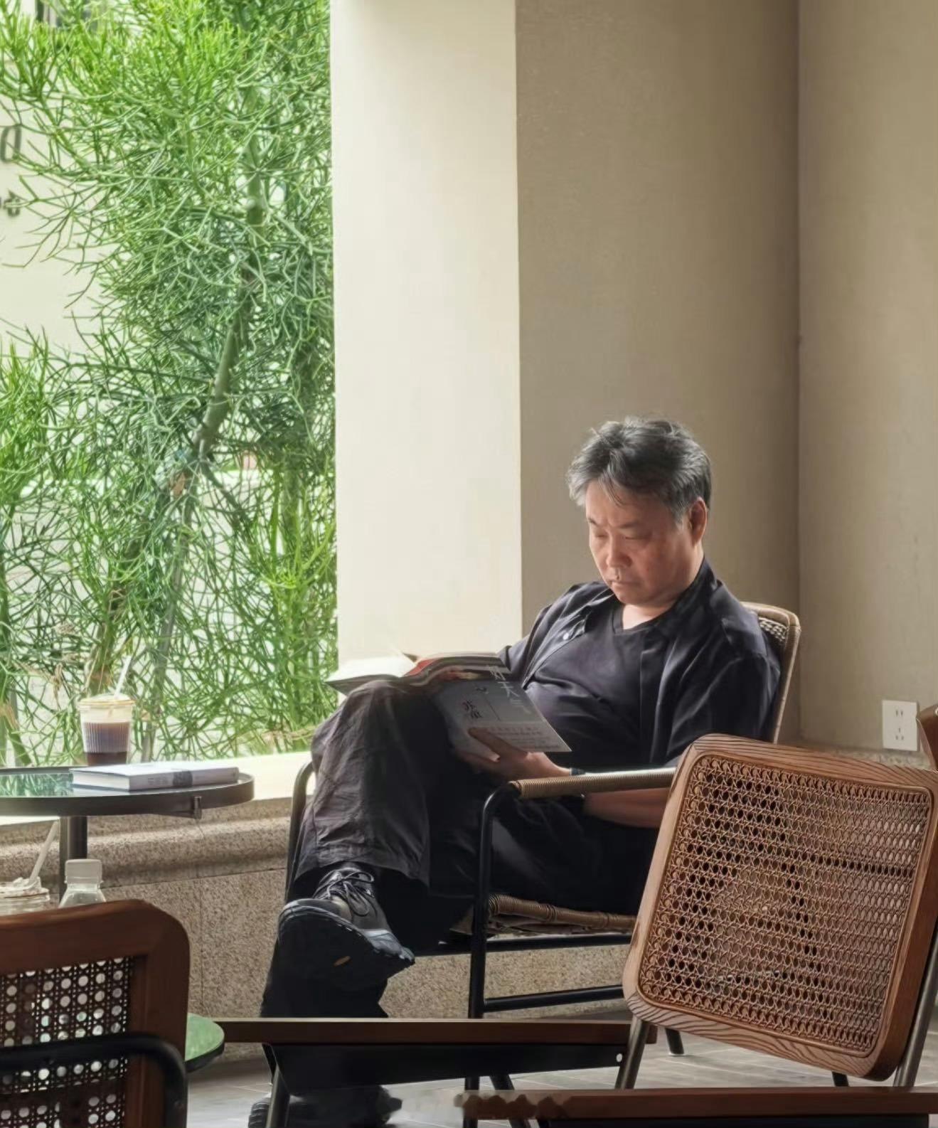 老作家玩转网络！余华谈吐直白坦率，句句真诚毫无架子，这份实在的性格，难怪圈了不少