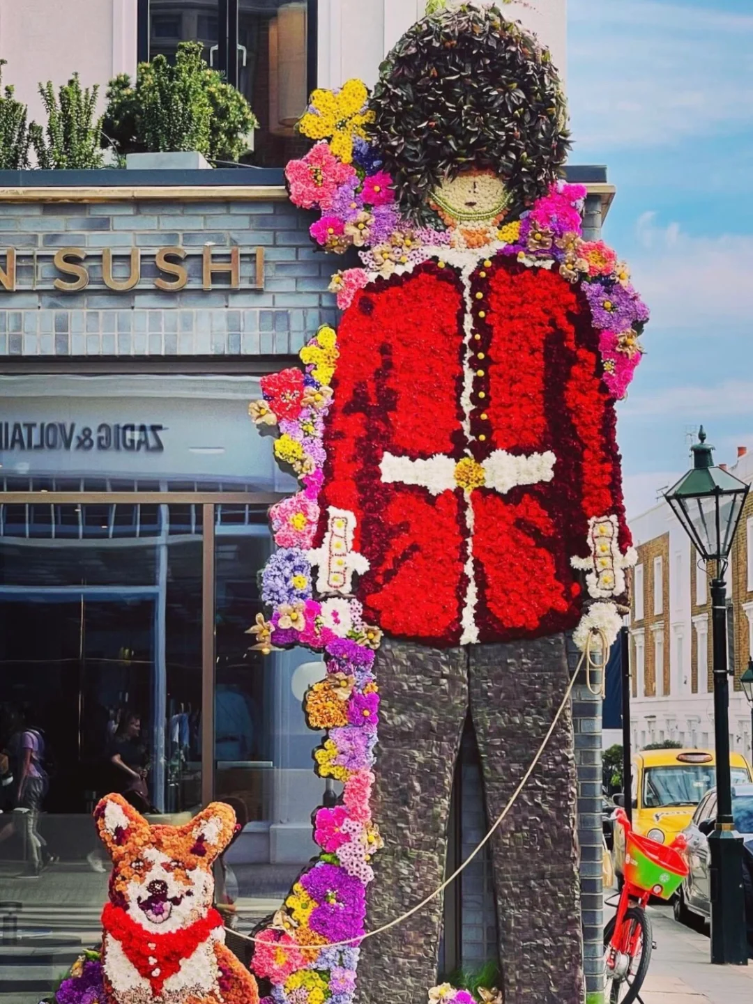 伦敦一年一度街道花卉展💐超过90家商铺参加