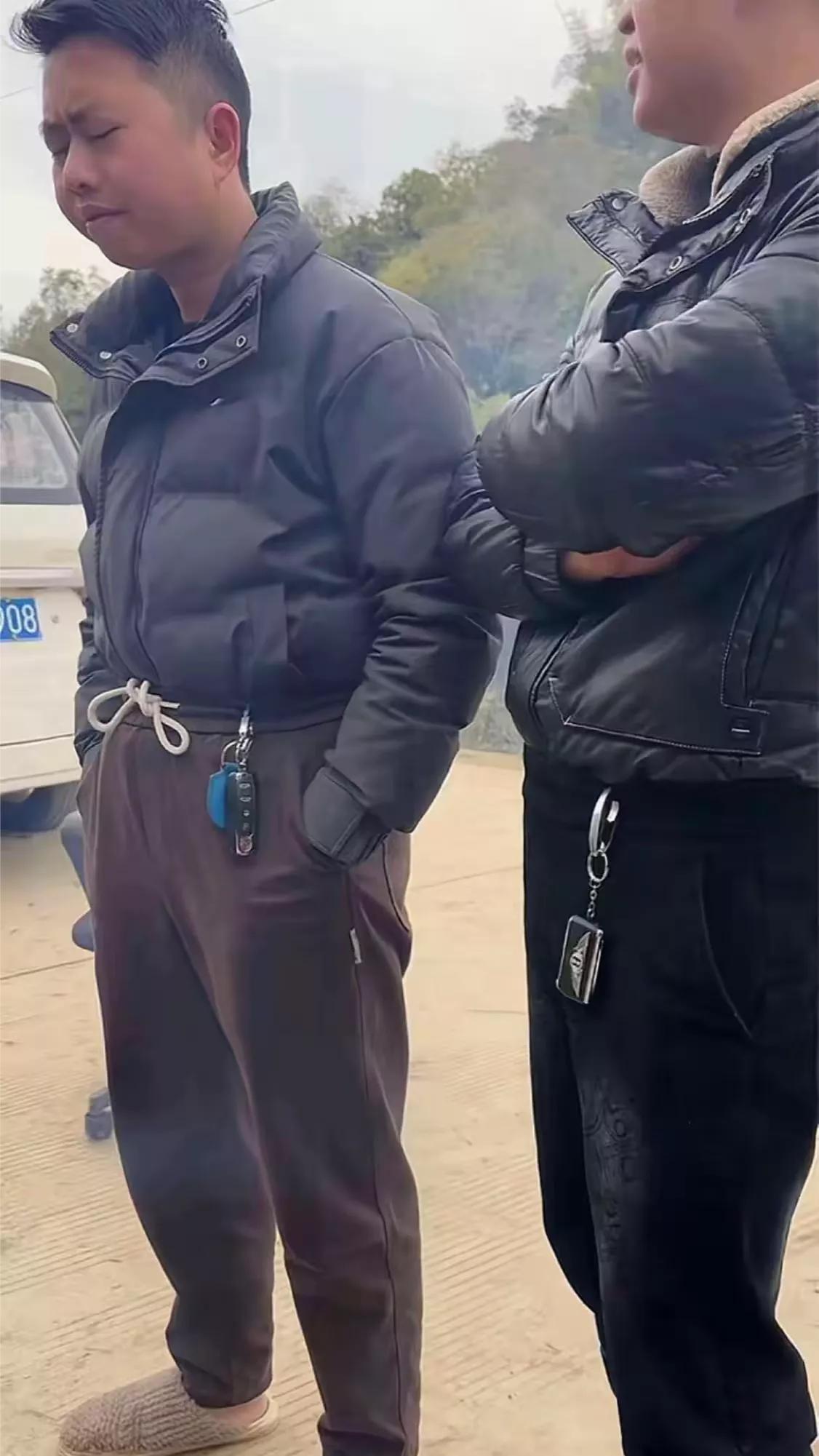 我从来不炫富
别人问我工资多少
我都说2000
实际上2300
故意少说300