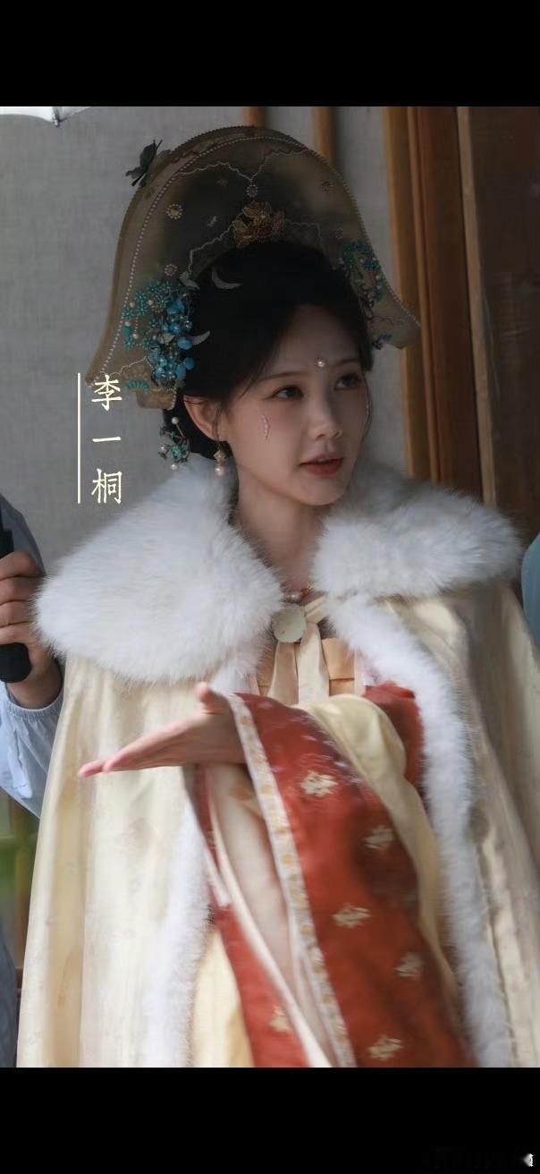 李一桐代拍生图 李一桐代拍生图状态  随便抓拍都这么美，李一桐这状态真的没话说 