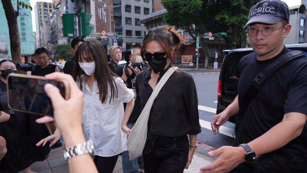 孙燕姿张韶涵蔡健雅江美琪现身化妆师追思会 孙燕姿、张韶涵、蔡健雅、江美琪现身台湾