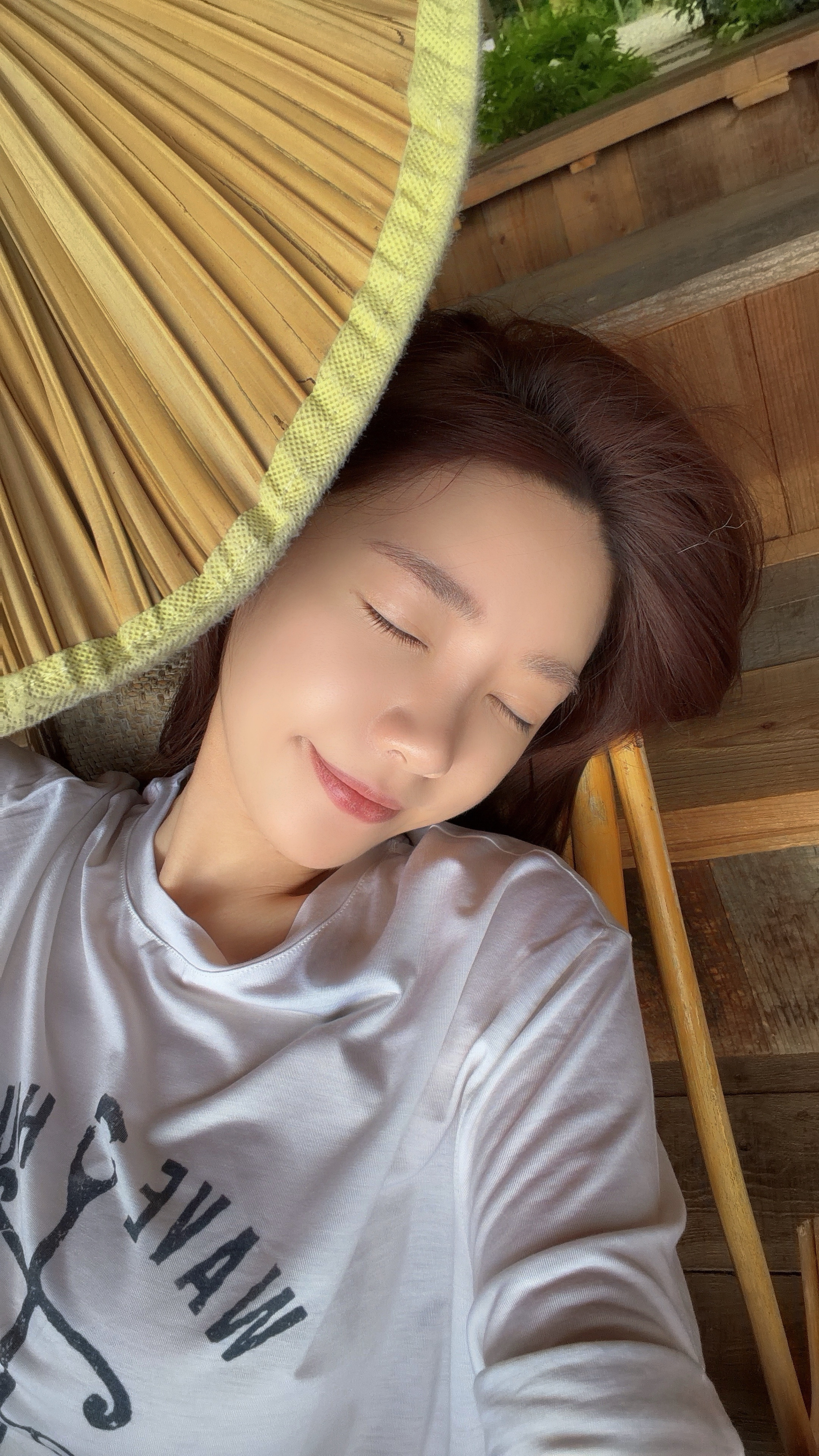 不敢睁开眼 怕被妻凝 ​​​