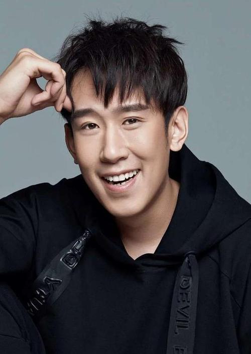 于洋在新电影路演现场，被一位女子当场喊“大长脸”，他先是一愣，随即哭笑不得，全程