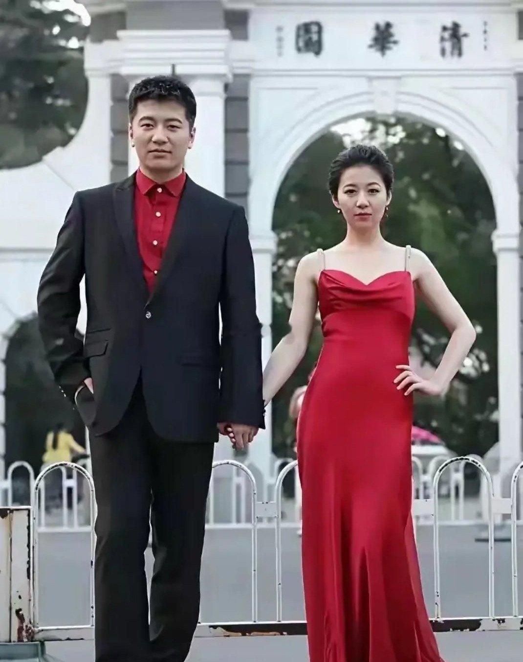 这张照片是2014年张雪峰和他的妻子李丽婧，在清华大学拍的结婚照 