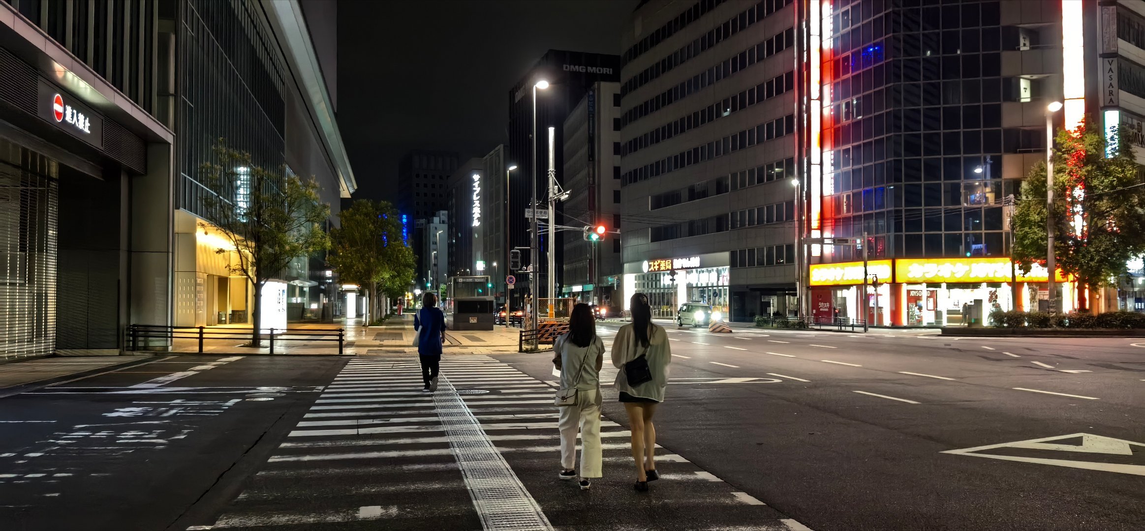 凌晨两点四十六的名古屋街头，治安还是很好的（饿醒的） ​​​